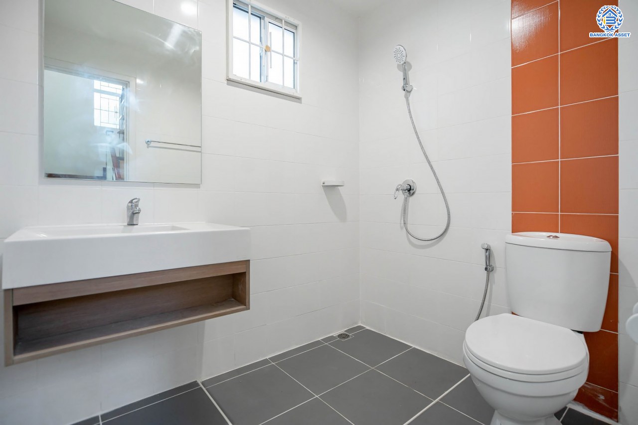 บ้านมือสองตกแต่งใหม่ โครงการ พฤกษาวิลเลจ30 เดอะซีซั่น แจ้งวัฒนะ-ราชพฤกษ์ ทำเลย่านปทุมธานี เนื้อที่ 50.7 ตร.ว. ฟังก์ชัน 3 ห้องนอน 2 ห้องน้ำ 1 ห้องอเนกประสงค์ จอดรถได้ 1 คัน เดินทางสะดวกสบายเข้า-ออกได้หลายเส้นทาง ใกล้เมืองทองธานี และจุดขึ้นทางด่วน "แจ้งวัฒนะ"